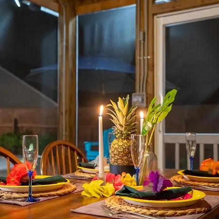 Tropical Oasis With Tiki Bar, Firepit, Seasonal Pool Charlotte