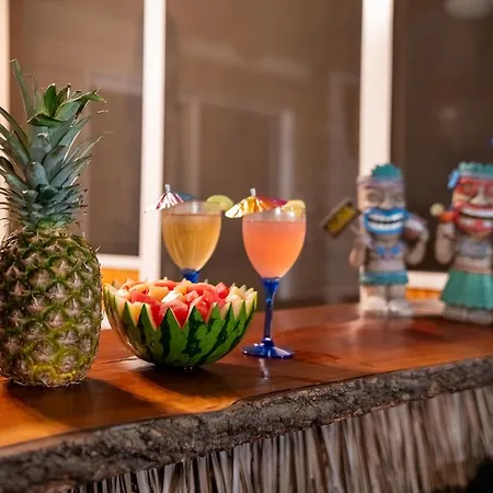 Apartment Tropical Oasis With Tiki Bar, Firepit, Seasonal Pool *