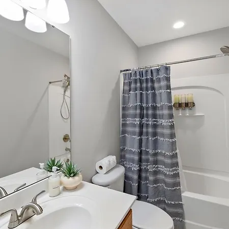 King And Queen Beds With A Gourmet Kitchen Holiday home Charlotte