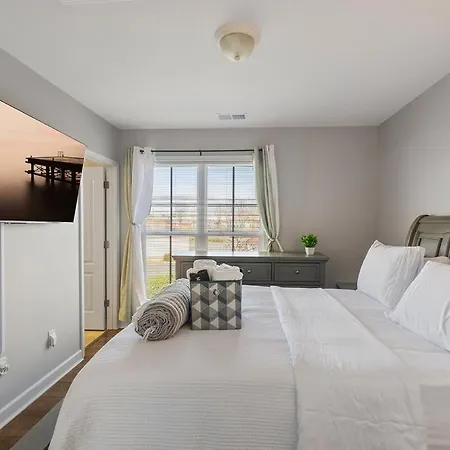 King And Queen Beds With A Gourmet Kitchen Holiday home Charlotte