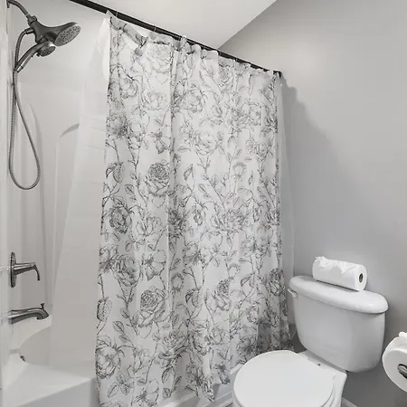 King And Queen Beds With A Gourmet Kitchen Holiday home Charlotte