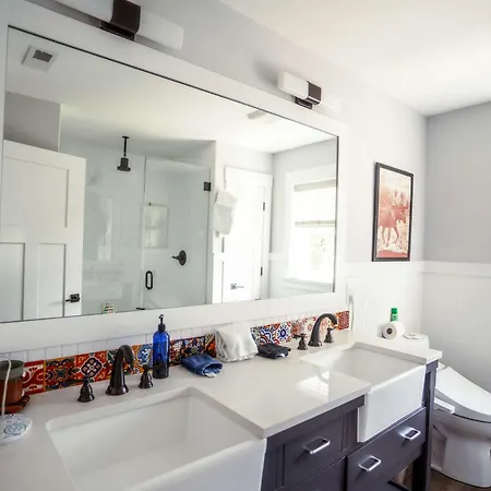 King And Queen Canopy Holiday home Charlotte