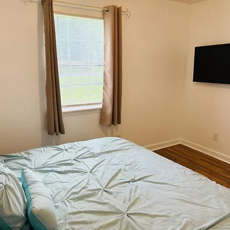 Holiday home Dukehaven Near Northlake, Uptown, Route To Airport *