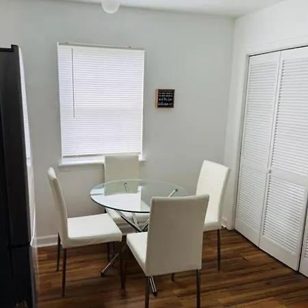 Dukehaven Near Northlake, Uptown, Route To Airport Holiday home *