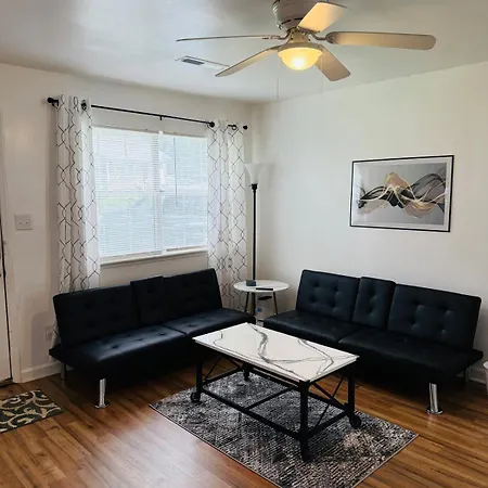 Dukehaven Near Northlake, Uptown, Route To Airport Holiday home *
