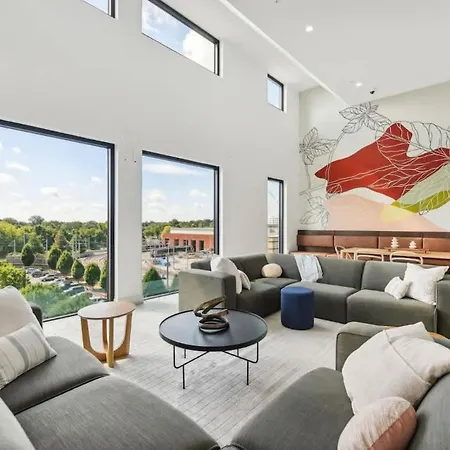 Luxe King 2br In South Apartment
