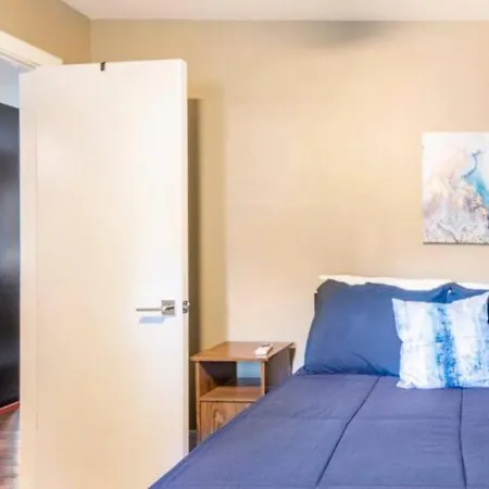 2 Bed With Updated Bath And Kitchen *