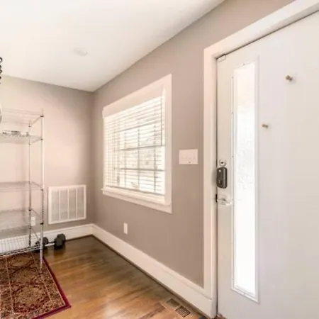 2 Bed With Updated Bath And Kitchen * Charlotte