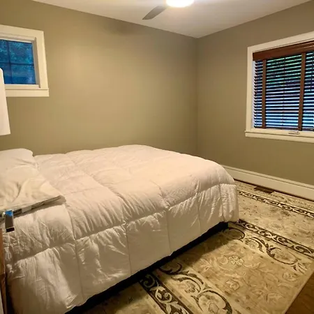 2 Bed With Updated Bath And Kitchen Holiday home Charlotte