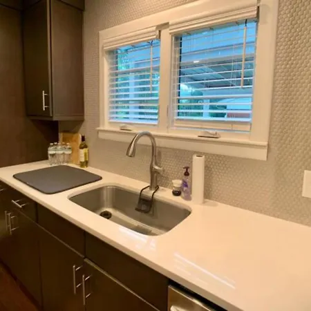 2 Bed With Updated Bath And Kitchen Holiday home
