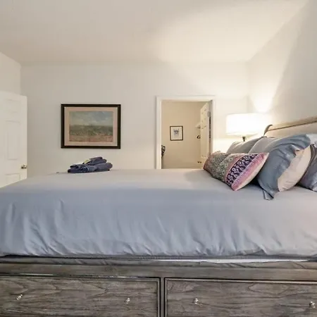 Apartment Cozy 1-br With A Seasonal Pool