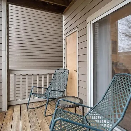 Cozy 1-br With A Seasonal Pool Apartment
