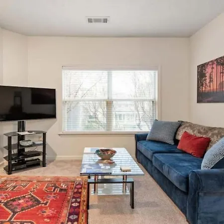 Cozy 1-br With A Seasonal Pool Apartment