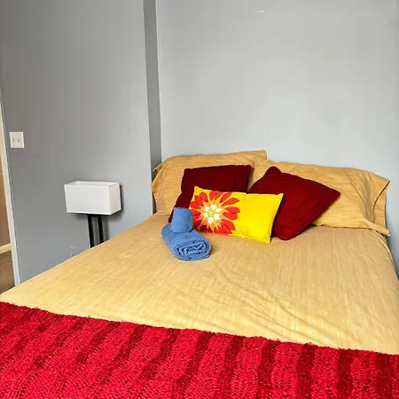 Holiday home Cozy Retreat With Led And Balcony *