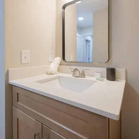 Apartment Cozy Retreat Near Uptown - Quiet Area