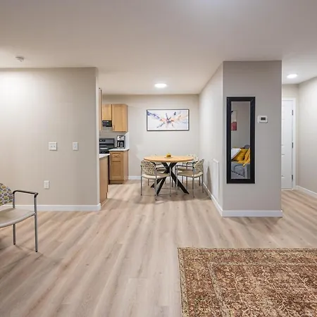 Cozy Retreat Near Uptown - Quiet Area Apartment *