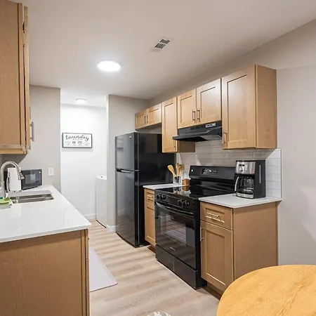 Cozy Retreat Near Uptown - Quiet Area Apartment *