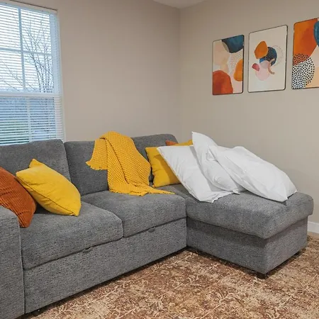 Cozy Retreat Near Uptown - Quiet Area *
