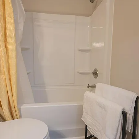 Apartment Cozy Retreat Near Uptown - Quiet Area *