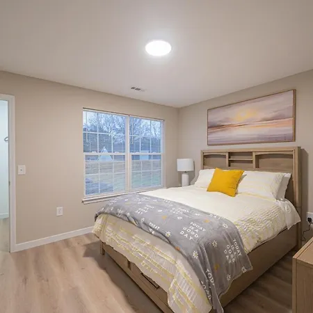 Cozy Retreat Near Uptown - Quiet Area