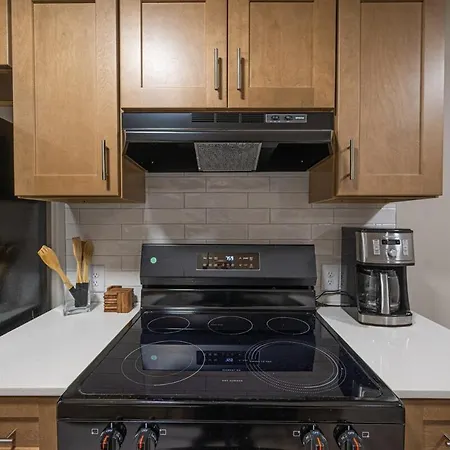 Apartment Cozy Retreat Near Uptown - Quiet Area *