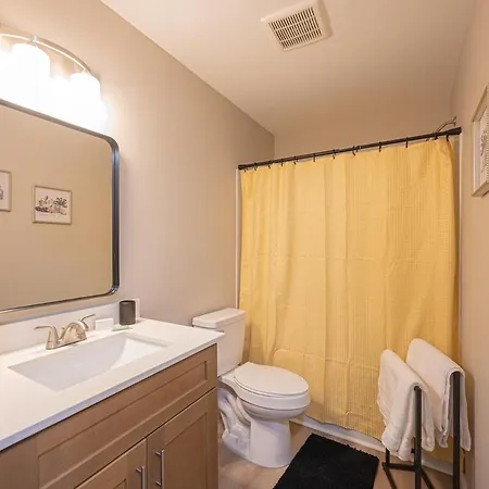 Apartment Cozy Retreat Near Uptown - Quiet Area