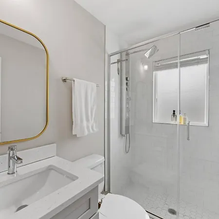 Optimist Abode 1: <7min To Noda-midwood-uptown Apartment