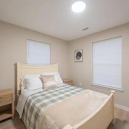 Apartment Cozy Retreat Near Uptown - Quiet Area *