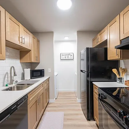 Cozy Retreat Near Uptown - Quiet Area Apartment