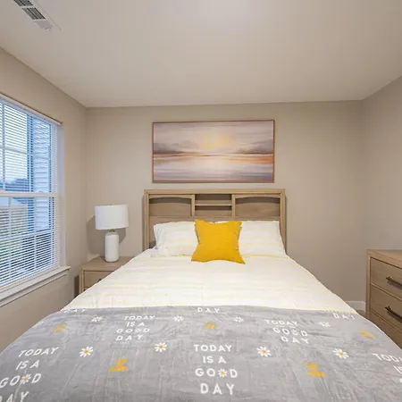 Cozy Retreat Near Uptown - Quiet Area Apartment