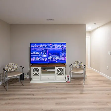 Apartment Cozy Retreat Near Uptown - Quiet Area *