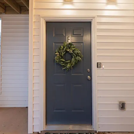 Cozy Retreat Near Uptown - Quiet Area Apartment
