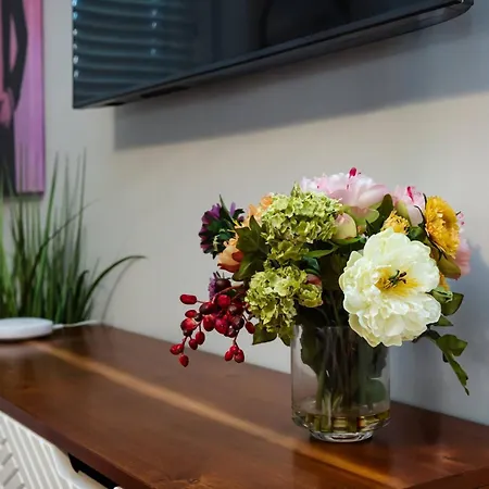 Optimist Abode 1: <7min To Noda-midwood-uptown Apartment *