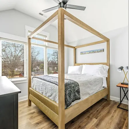 Rowen Tree Queen Bed & Breakfast Charlotte