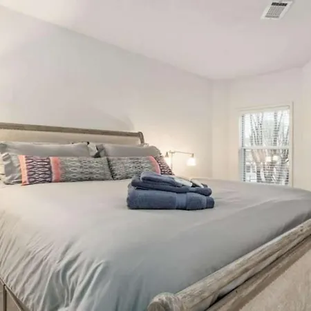 Cozy 1-br With A Seasonal Pool Apartment Charlotte