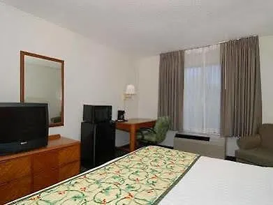 & 4 Less Motel