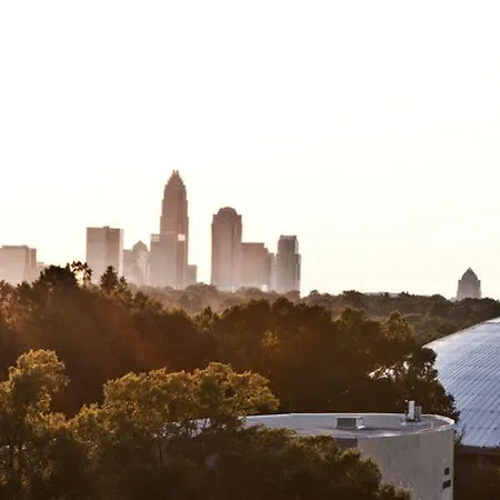 Golden By Oyo Hotel Charlotte