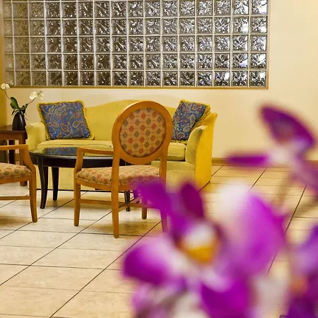 Golden By Oyo Hotel