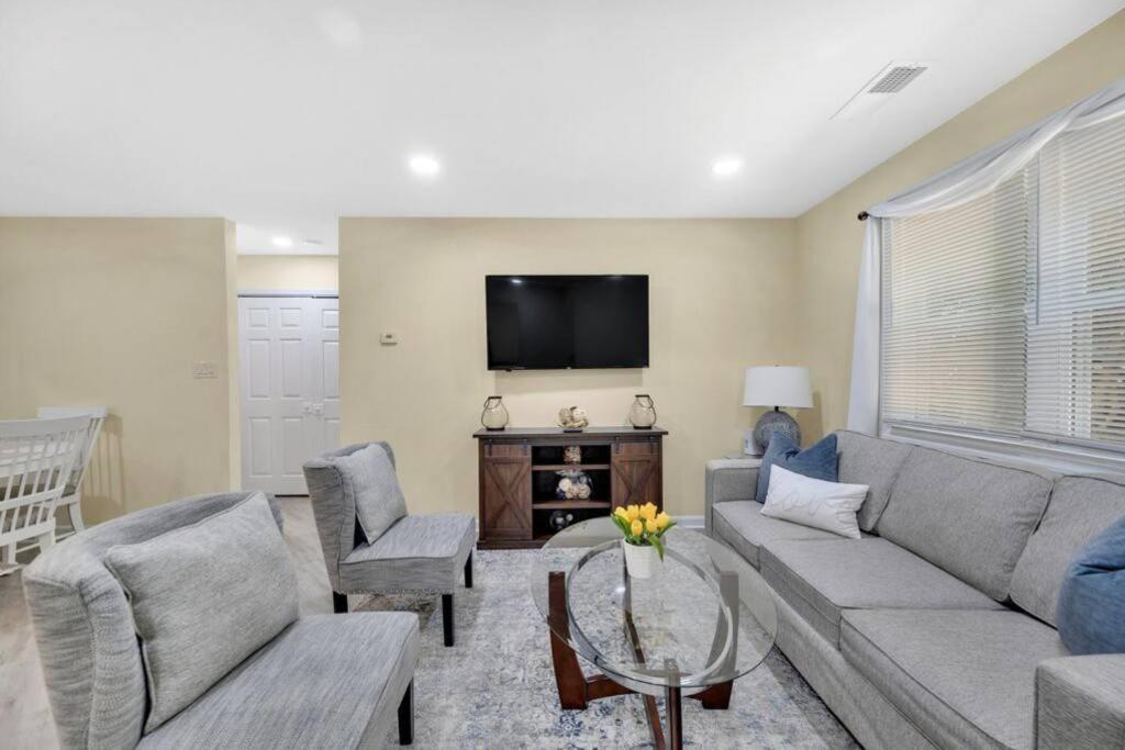 Cozy 2 Bedroom Duplex In Charlotte, Jacuzzi, Sleeps 6 2 Holiday home *