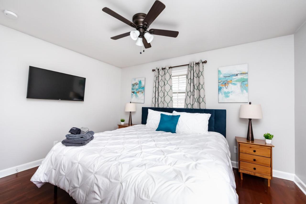 Roomy 3br 2 Bath Minutes To Uptown And Airport Ideal For Small Families Apartment *
