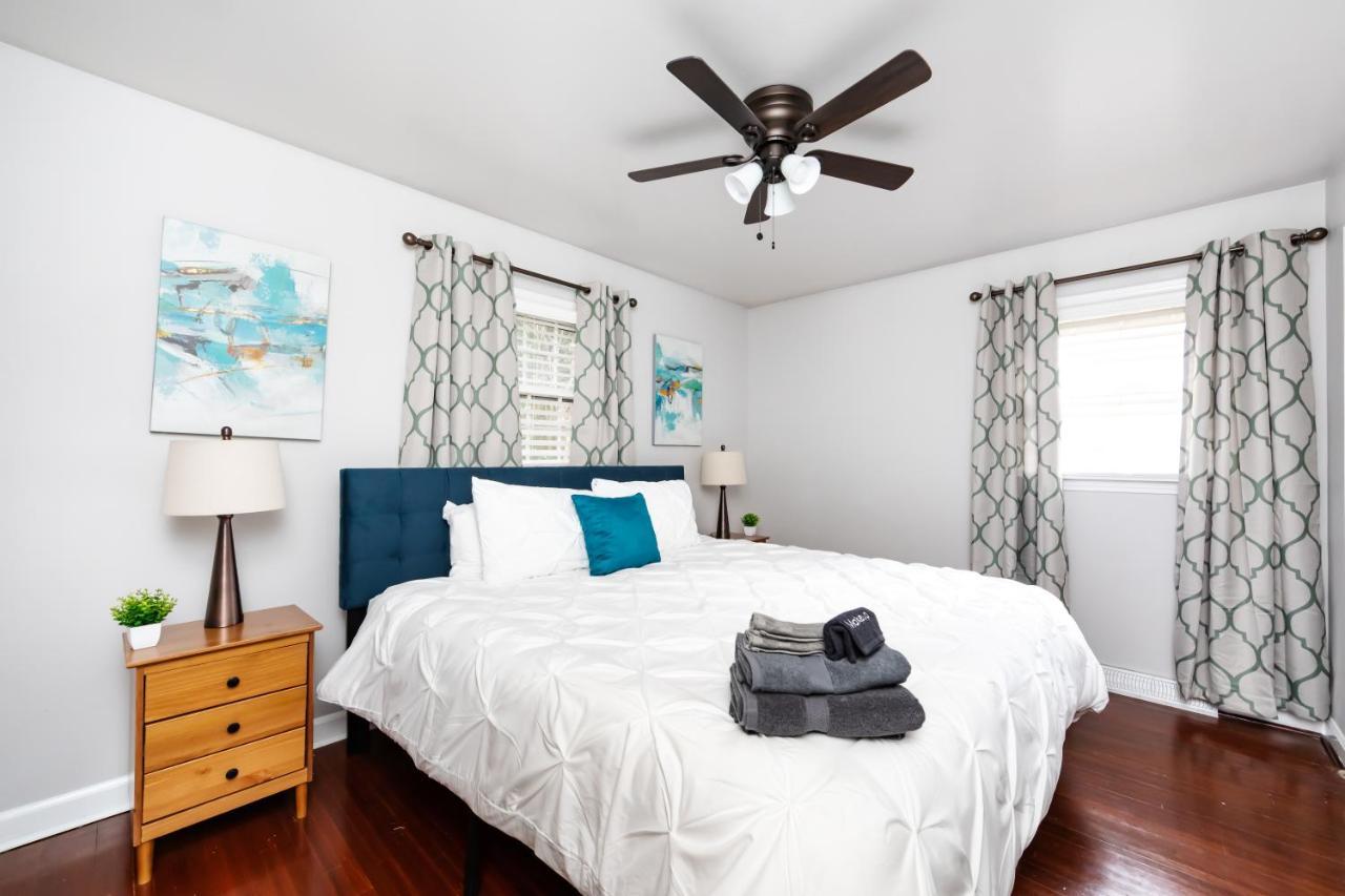 Roomy 3br 2 Bath Minutes To Uptown And Airport Ideal For Small Families Apartment *