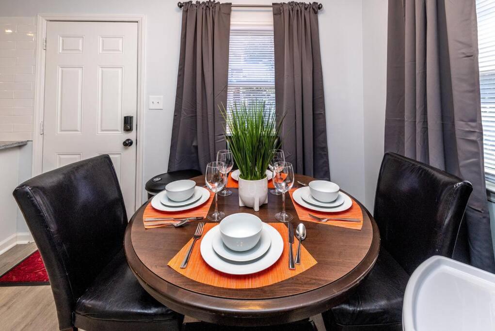 Trendy Escape ◉ California King Bed Awaits! Apartment Charlotte