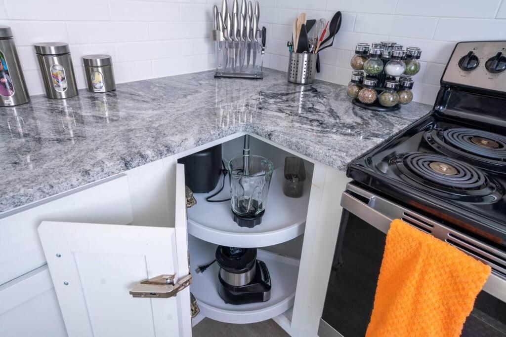 Apartment Trendy Escape ◉ California King Bed Awaits!