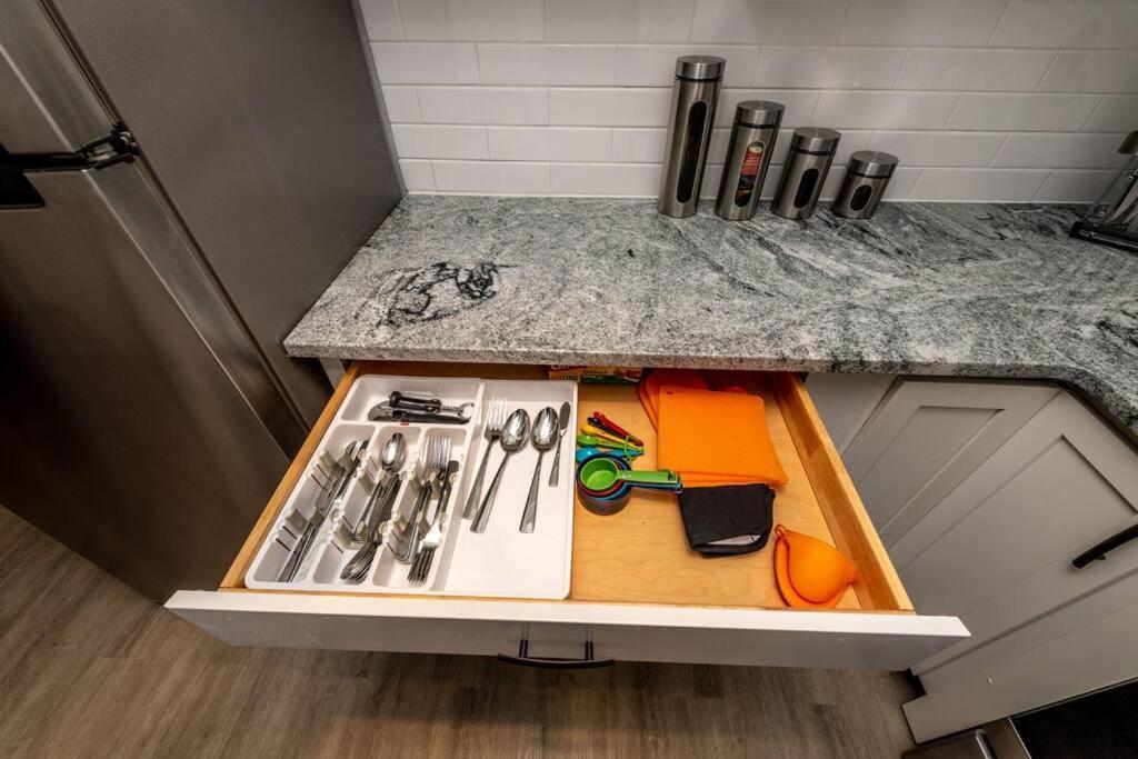 Trendy Escape ◉ California King Bed Awaits! Apartment Charlotte