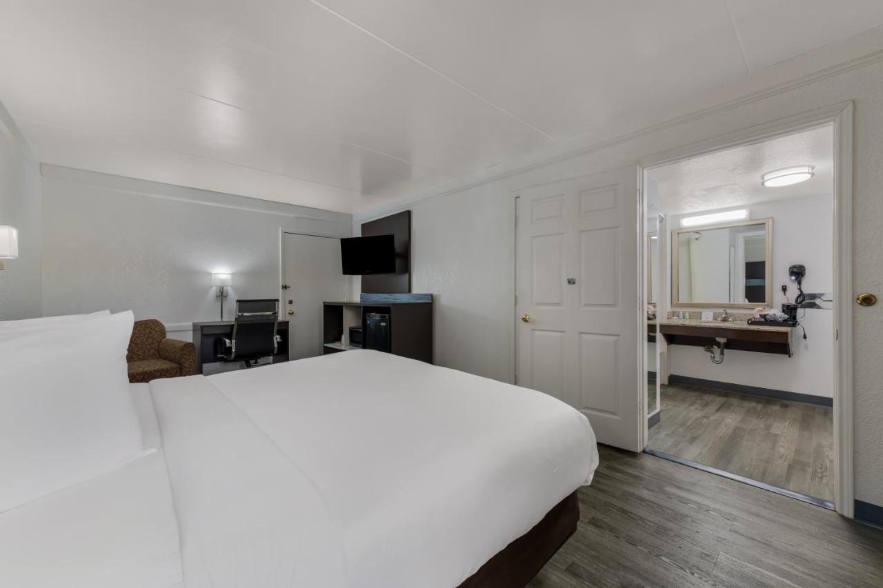 Quality & Airport 2* Charlotte