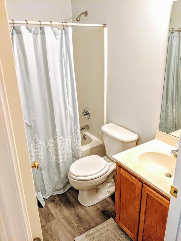 Rare Downtown Matthews Walk 2 Shops Restauraunts Hike Clt 2 Bedroom Not 3br Holiday home *