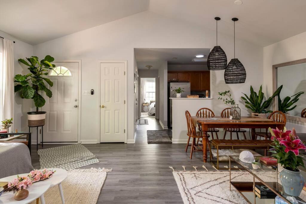 Rare Downtown Matthews Walk 2 Shops Restauraunts Hike Clt 2 Bedroom Not 3br Holiday home *