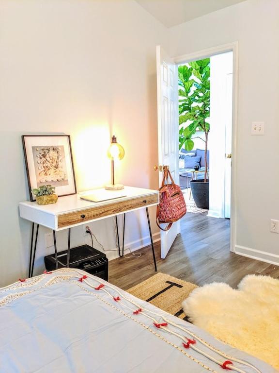 Rare Downtown Matthews Walk 2 Shops Restauraunts Hike Clt 2 Bedroom Not 3br Charlotte