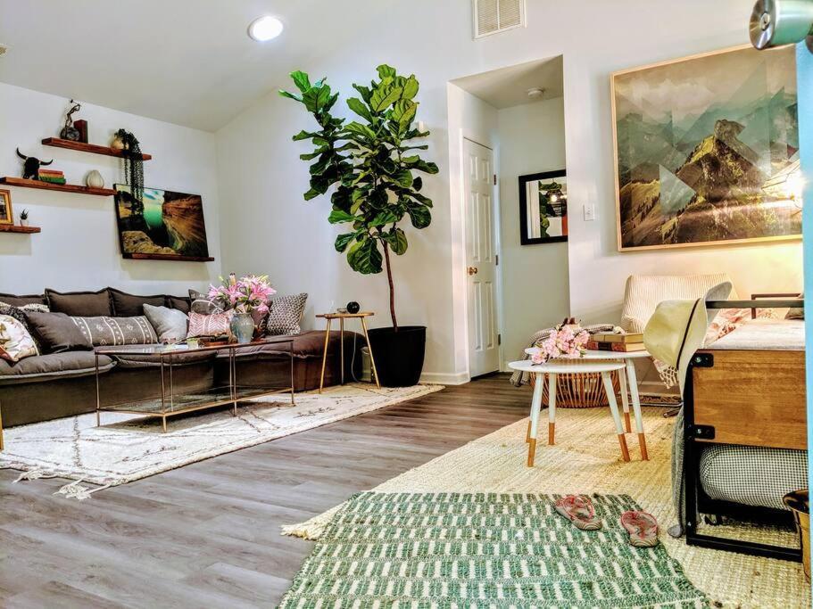 Rare Downtown Matthews Walk 2 Shops Restauraunts Hike Clt 2 Bedroom Not 3br Holiday home