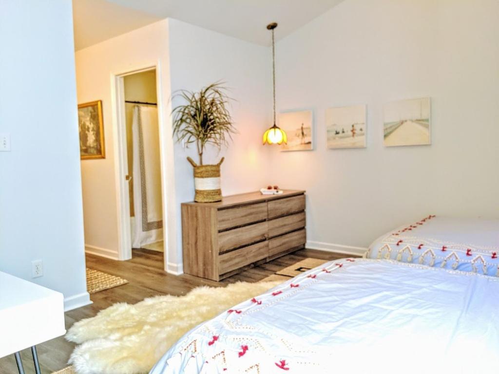 Rare Downtown Matthews Walk 2 Shops Restauraunts Hike Clt 2 Bedroom Not 3br * Charlotte